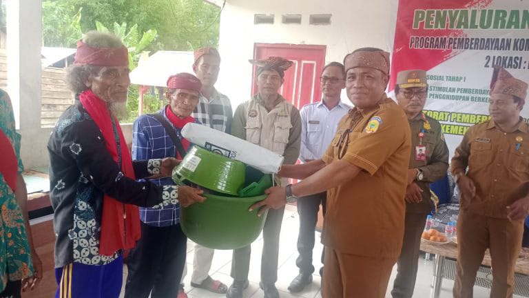 Asisten I Bersama Kadis Sosial Kab Buru Salurkan Bantuan KAT di Dusun Skotbessy dan Darlale