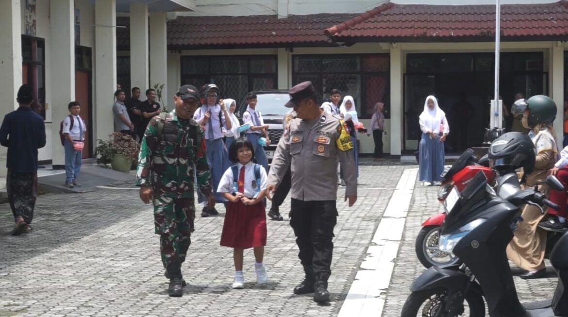 TNI-Polri Hadir! Semangati Anak SLB Trenggalek untuk Masa Depan Gemilang