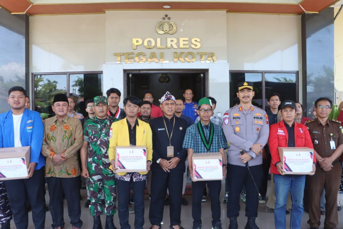 Jelang Ramadhan, Polres Tegal Kota Bersama Mahasiswa Kembali Menyalurkan Paket Sembako