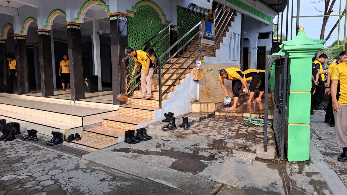Sambut Ramadan, Polres Nganjuk Bersihkan Masjid di Kota dan Polsek Jajaran