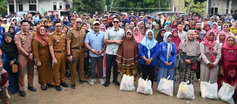 Pj Sekda Lamsel Dampingi Bupati Terpilih Salurkan Bantuan Untuk Korban Banjir di Seragi