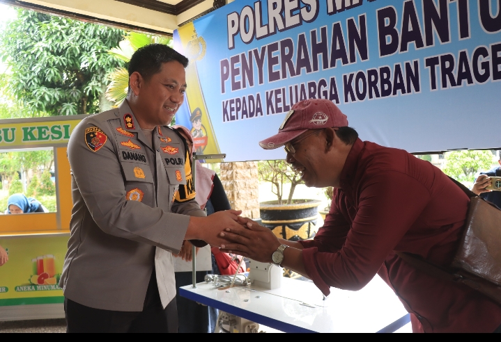 Dukung Pemulihan Ekonomi, Polres Malang Beri Modal Usaha Untuk Keluarga Korban Kanjuruhan