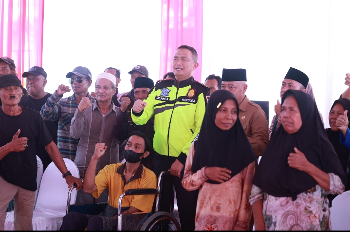 Patroli Jarak Jauh Naik Motor Kapolda Jatim Beri Bantuan Sembako Untuk Warga di Malang