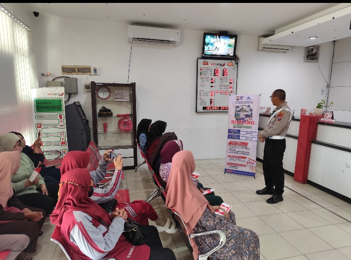 Polres Gresik Berikan Layanan Prima untuk Masyarakat Bawean,  Kirim Layanan Bus SIM Keliling