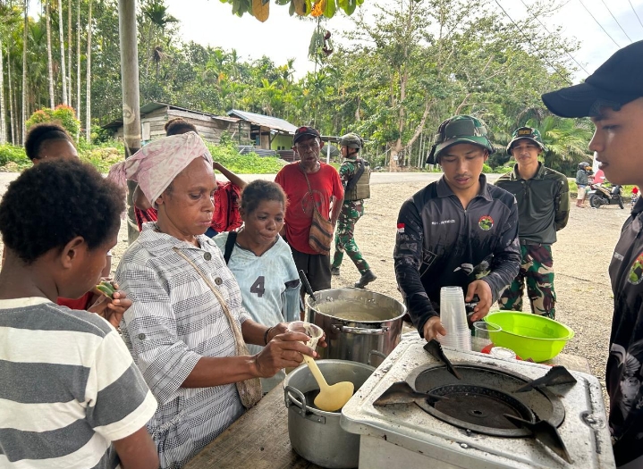 Tingkatkan Kreativitas Masyarakat Papua, Satgas Yonif 131/BRS Ajarkan Buat Makanan Olahan