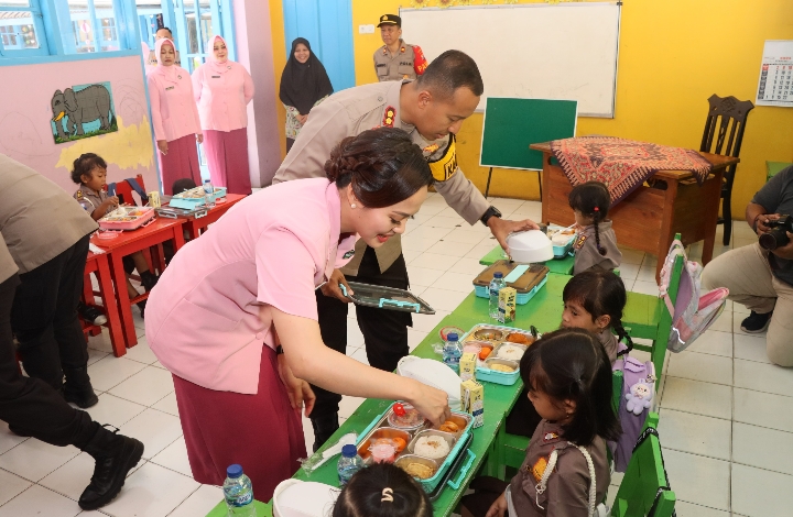 Cerianya Siswa TK Kemala Bhayangkari 42 Kota Kediri Mendapat Makan Bergizi Gratis