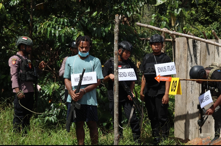 Satgas Ops Damai Cartenz Secara Profesional Gelar Rekonstruksi Keterlibatan Nikson Matuan Saat Penembakan Anggota Brimob