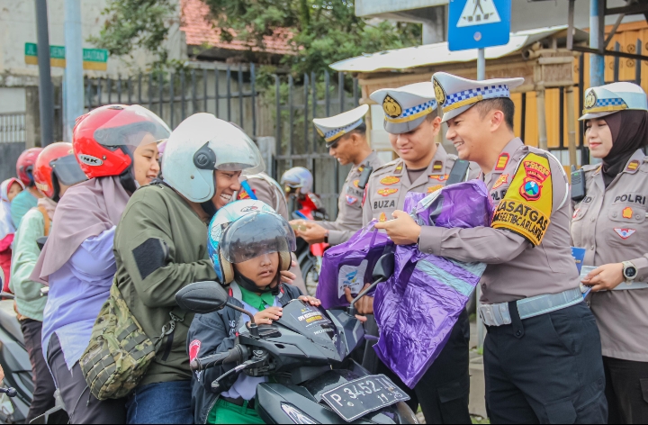 Operasi Keselamatan Semeru 2025 Polres Jember Berbagi Puluhan Jas Hujan untuk Pengendara Roda Dua