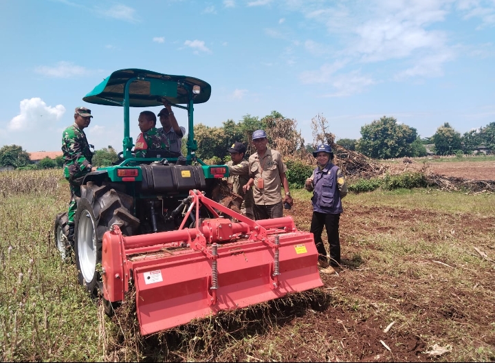 Babinsa Koramil 0829-02/Socah, Ikuti Pelatihan TRAKTOR RODA 4 JENIS ARBOS TR3504