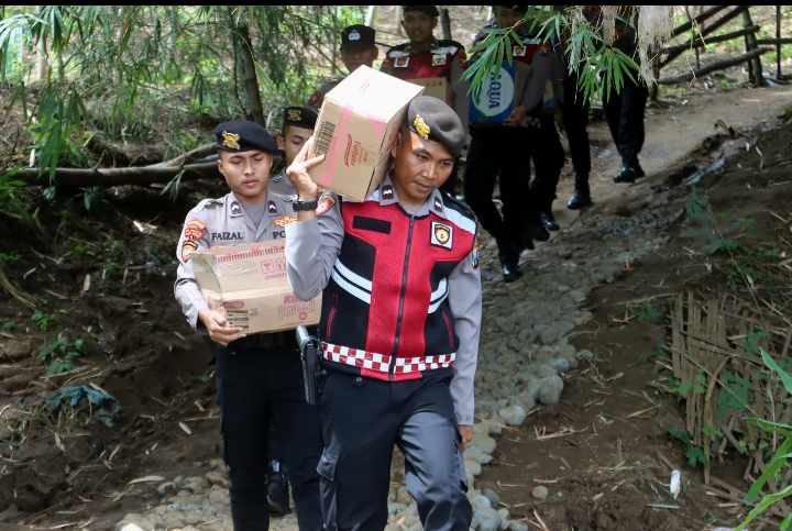 Polres Probolinggo Salurkan Bantuan Untuk Warga yang Rumahnya Rusak Akibat Bencana Alam