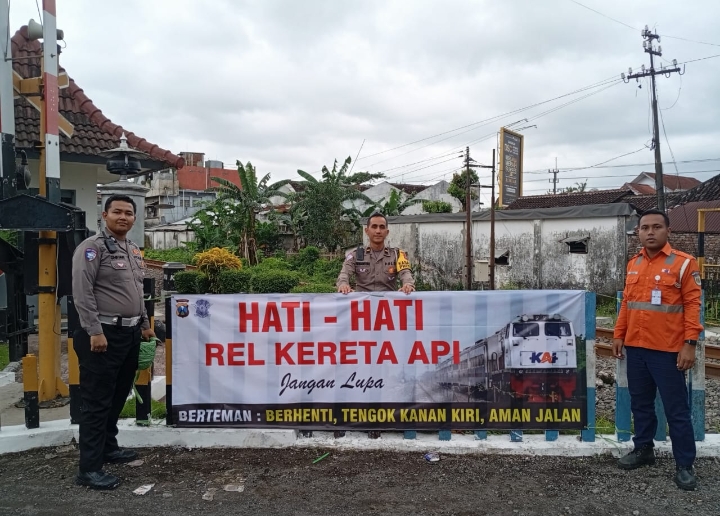 Operasi Keselamatan Semeru 2025 Polres Jember Pasang Banner Peringatan di Perlintasan KA