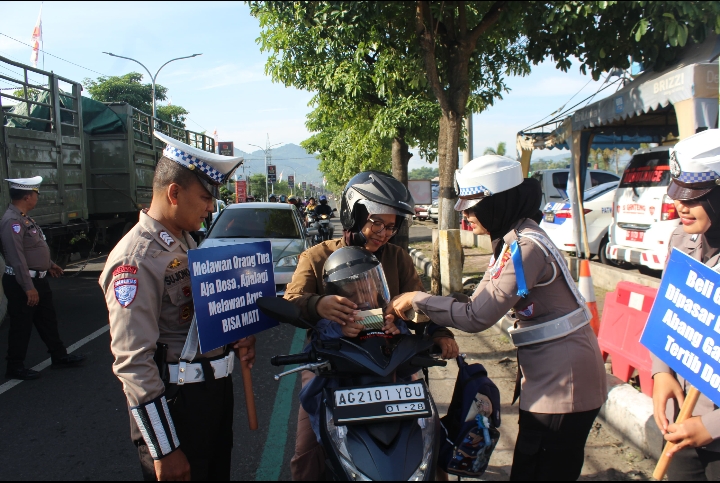 Momen Valentine, Polres Trenggalek Sosialisasi Tertib Lalin dengan Bag-bagi Coklat dan Boneka