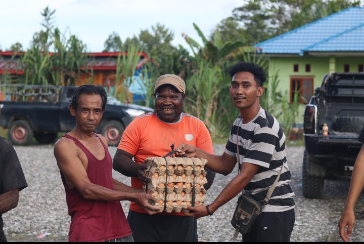 Bentuk Kepedulian, Personel Operasi Damai Cartenz 2025 Salurkan Bantuan Sembako di Yalimo