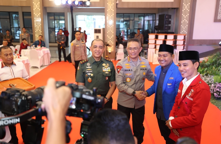 Sambut Bulan Ramadhan Polda Jatim Bersama Mahasiswa Gelar Bakti Sosial Polri Presisi