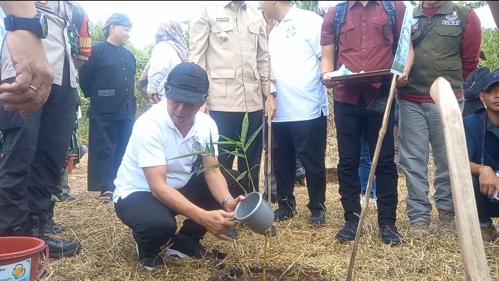 Peringati HPSN, Menteri Ligkungan Hidup Tanam Pohon di Cireundeu