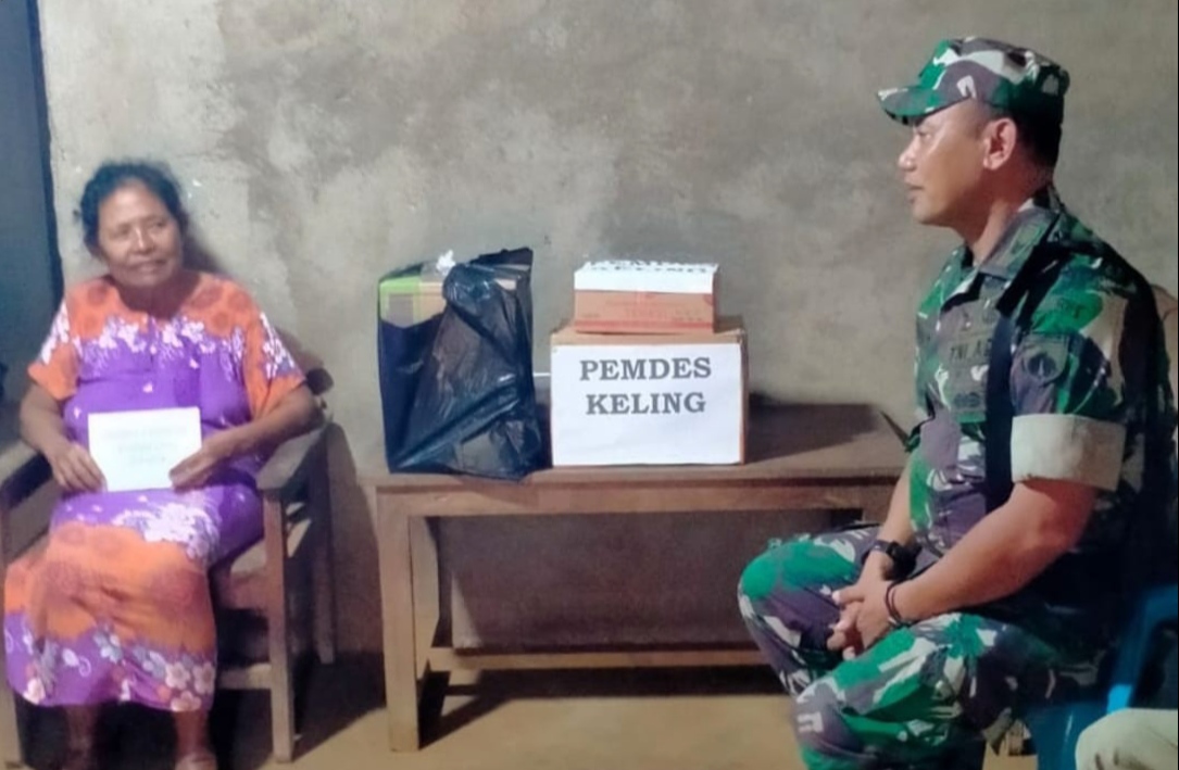Kodim 0719 / Jepara Melaksanakan Kegiatan Dompet Peduli Bersama Forkopimcam Keling, Aksi ke-22 Berikan Bantuan untuk Lansia Terkena Stroke di Desa Keling