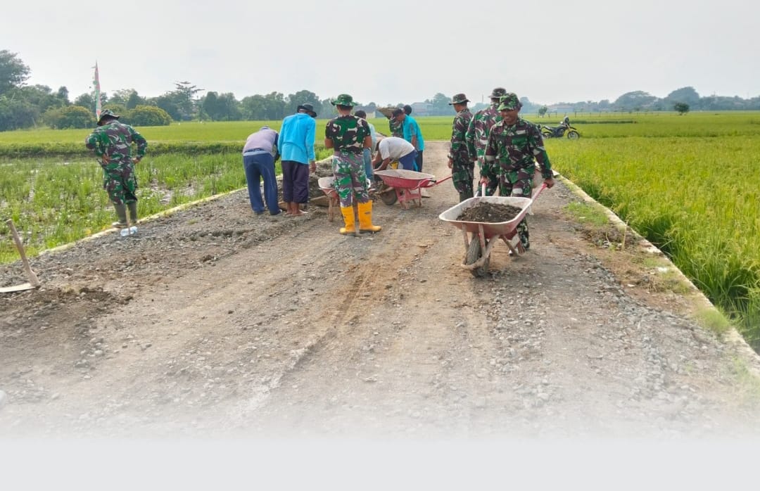 Puasa Tidak Jadi Halangan, Warga dan Anggota Satgas TMMD Tetap Kompak Laksanakan Pengecoran Jalan Tani di Desa Kendeng Sidialit, Kec. Welahan, Kab. Jepara