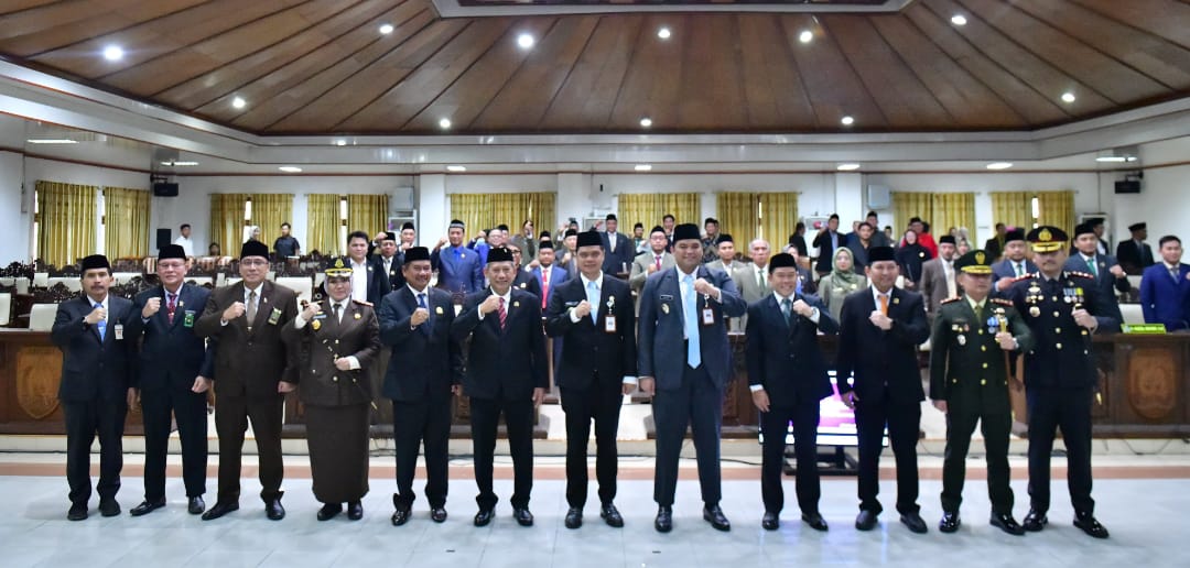 Dandim 0719 / Jepara Letkol Arm Khoirul Cahyadi, S.E., Hadiri Rapat Paripurna Penyampaian Pidato Bupati yang Telah Dilantik di Ruang Paripurna DPRD Jepara