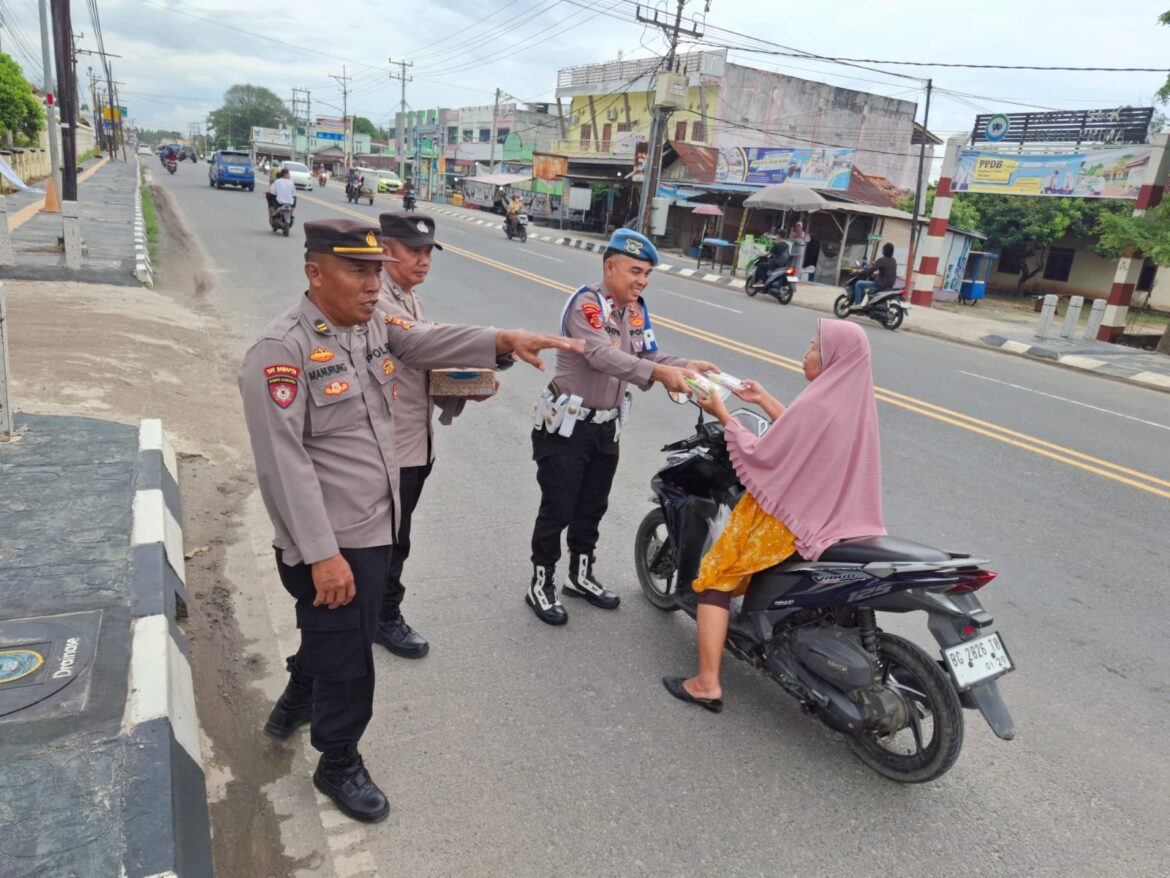 Polsek Indralaya Bagikan Takjil Gratis untuk Pengendara yang Melintas di Depan Mako Polsek