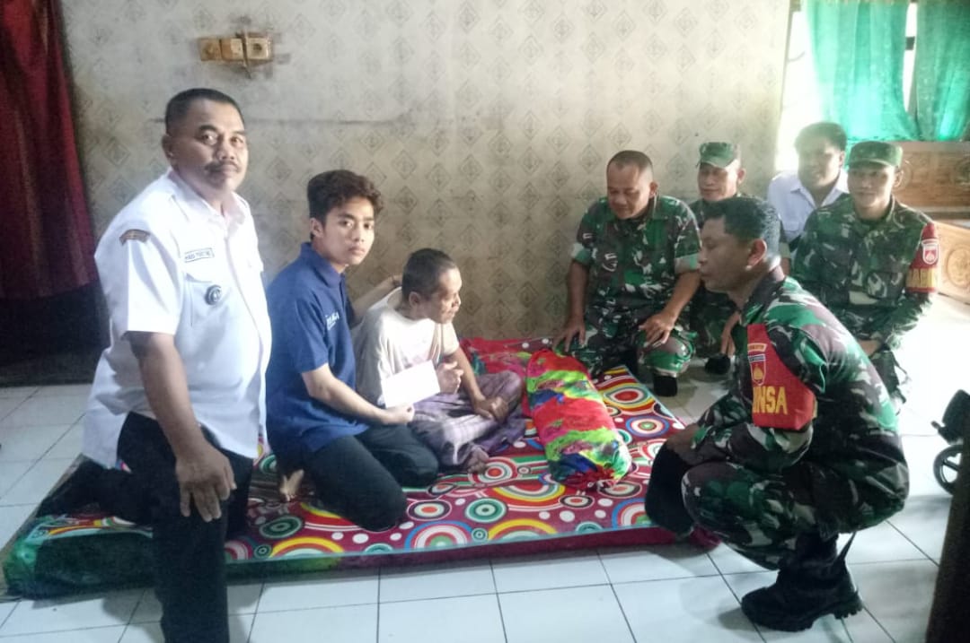 Seorang Kakek Sakit Stroke Dapat Sentuhan Kasih dari Aksi ke 24 dalam Program Sosial “Dompet Peduli” Kodim 0719 / Jepara