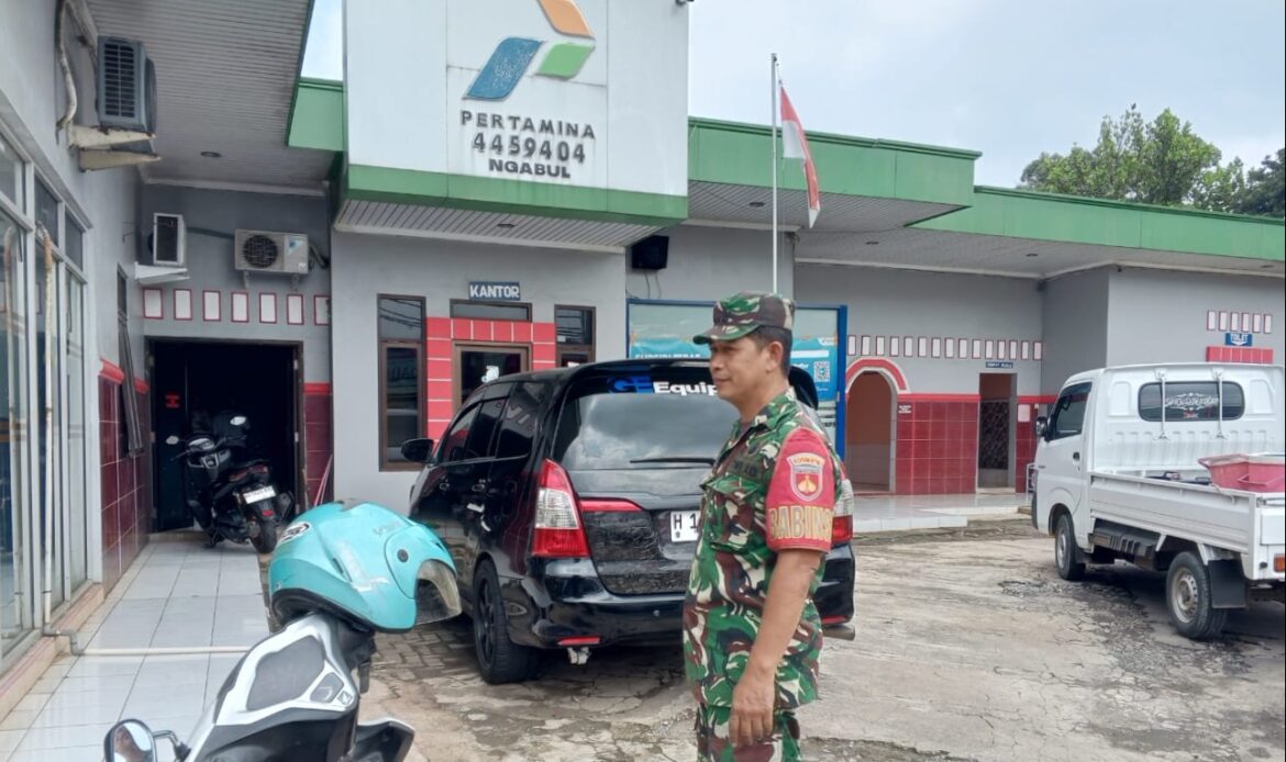 Babinsa Kodim 0719 / Jepara Cek SPBU dan SPBN, Pastikan Kondisi di Lapangan Lancar