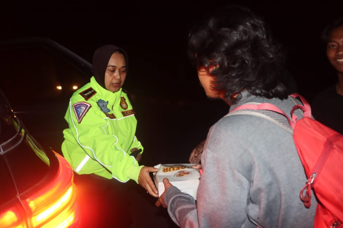 Polresta Cirebon Gelar Patroli Sahur Bangunkan Masyarakat Hingga Berbagi Makanan Sahur