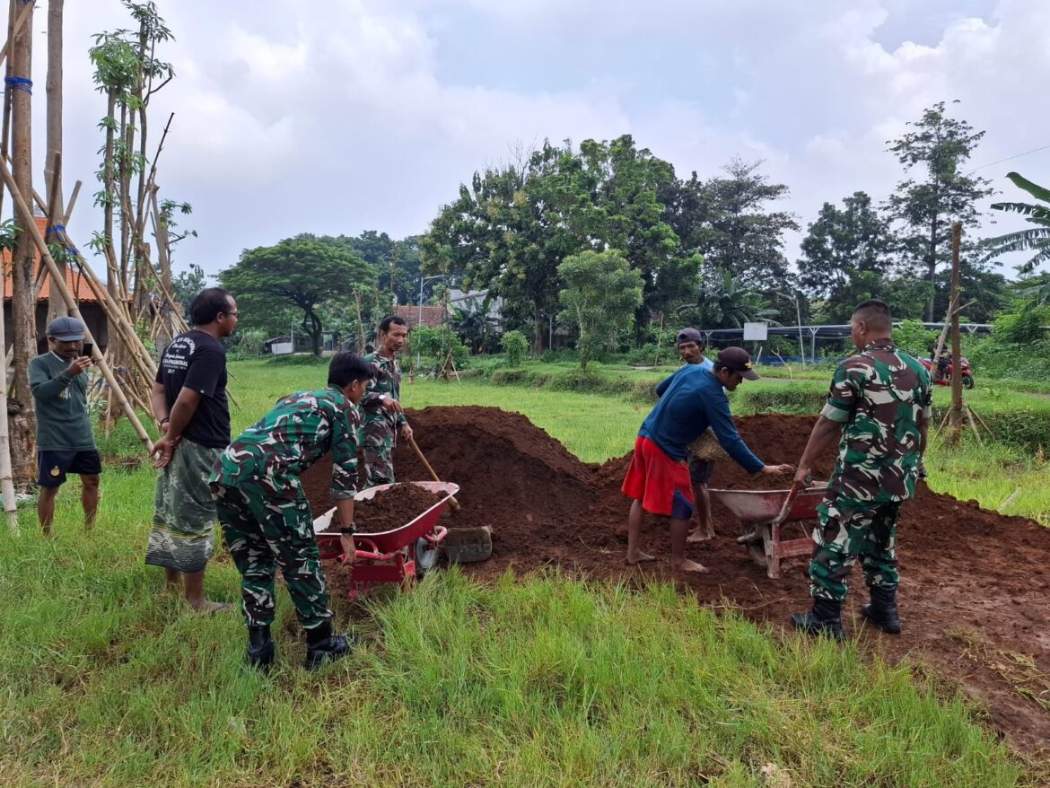 Babinsa Kodim 0719 / Jepara Laksanakan Karya Bakti Pembangunan di Cafe Karaharjan Bumdes Desa Pecangaan Kulon