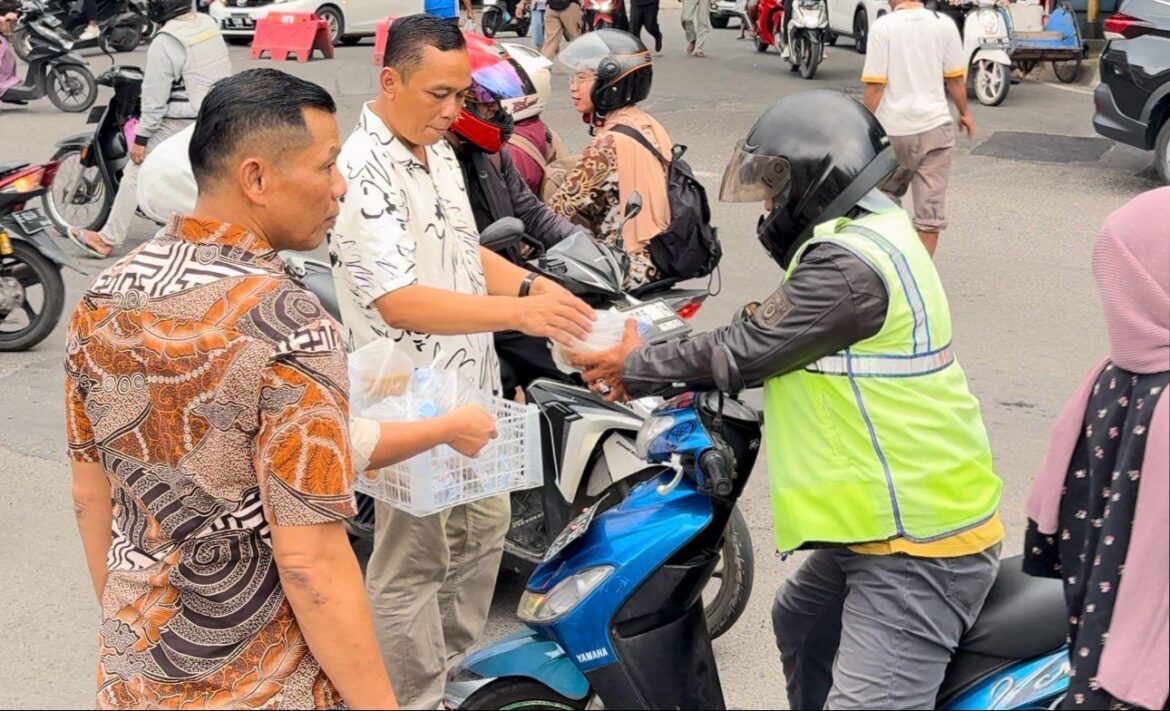 Polresta Cirebon Gelar Patroli Ngabuburit Sambil Berbagi Kepada Sesama