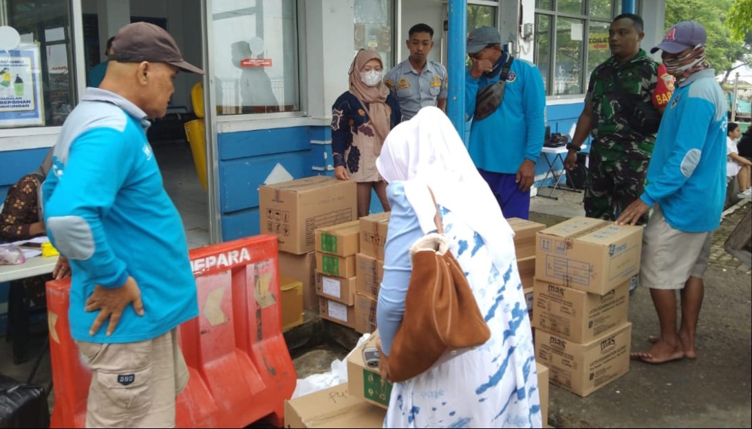Sertu Saiful Rofik dan Anggota Koramil 01 Jepara Laksanakan Patroli Pengamanan Keberangkatan KMC Expres Bahari di Pelabuhan Kartini Jepara