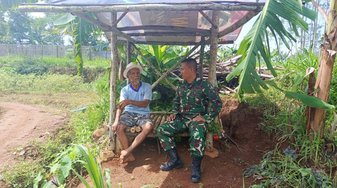 Babinsa Kodim 0719 / Jepara Serma Adi Purwanto Laksanakan Komsos dengan Petani Mbah Joyo Kusumo Terkait Program SERGAP
