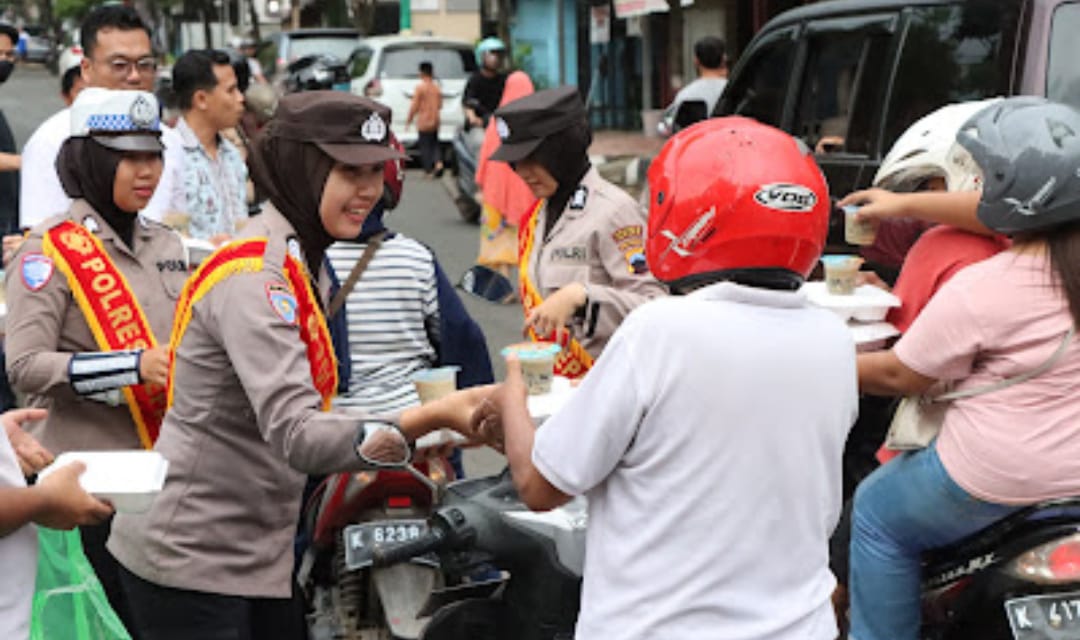 Kapolres Jepara AKBP Erick Budi Santoso Gelar Bagi Takjil Gratis Hingga Pengaturan Lalu Lintas Sore Hari