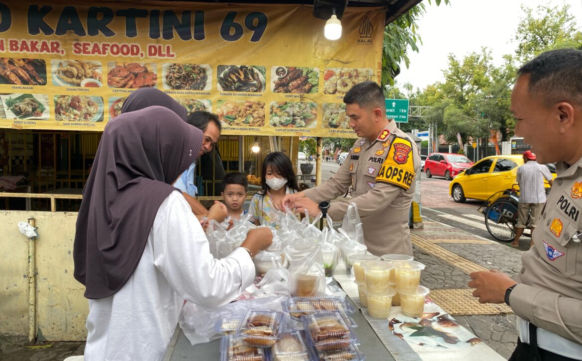 Berbagi Berkah Ramadhan, Kapolres Cirebon Kota Bagikan Takjil Gratis kepada Pengguna Jalan