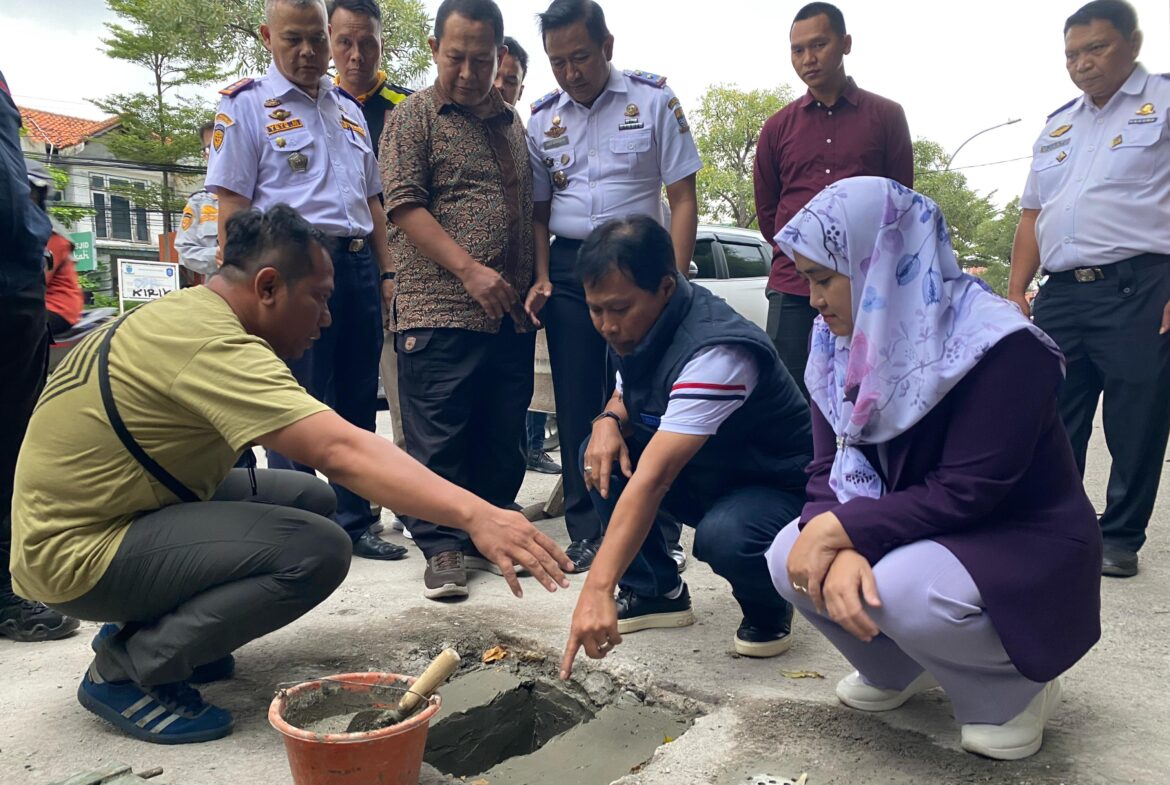 Edo-Farida Kompak Lakukan Peninjauan Jalan Rusak