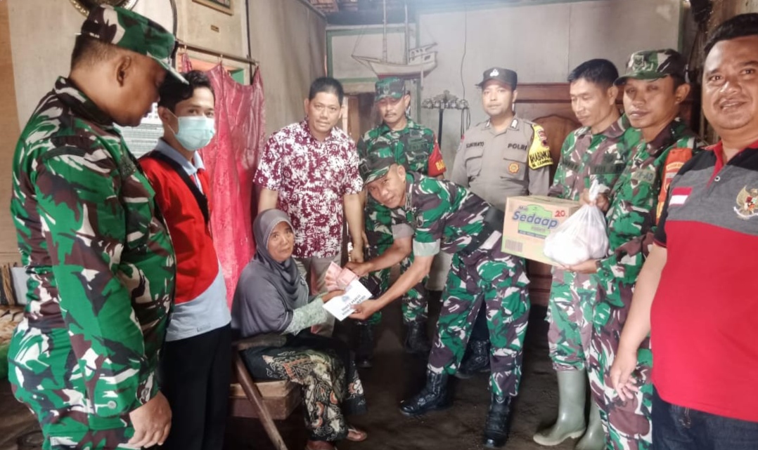 Aksi ke 28 Program Sosial “Dompet Peduli” Kodim 0719 / Jepara Diberikan kepada Lansia yang Hidup Sendiri dan Sudah Tidak Mampu Mencari Nafkah