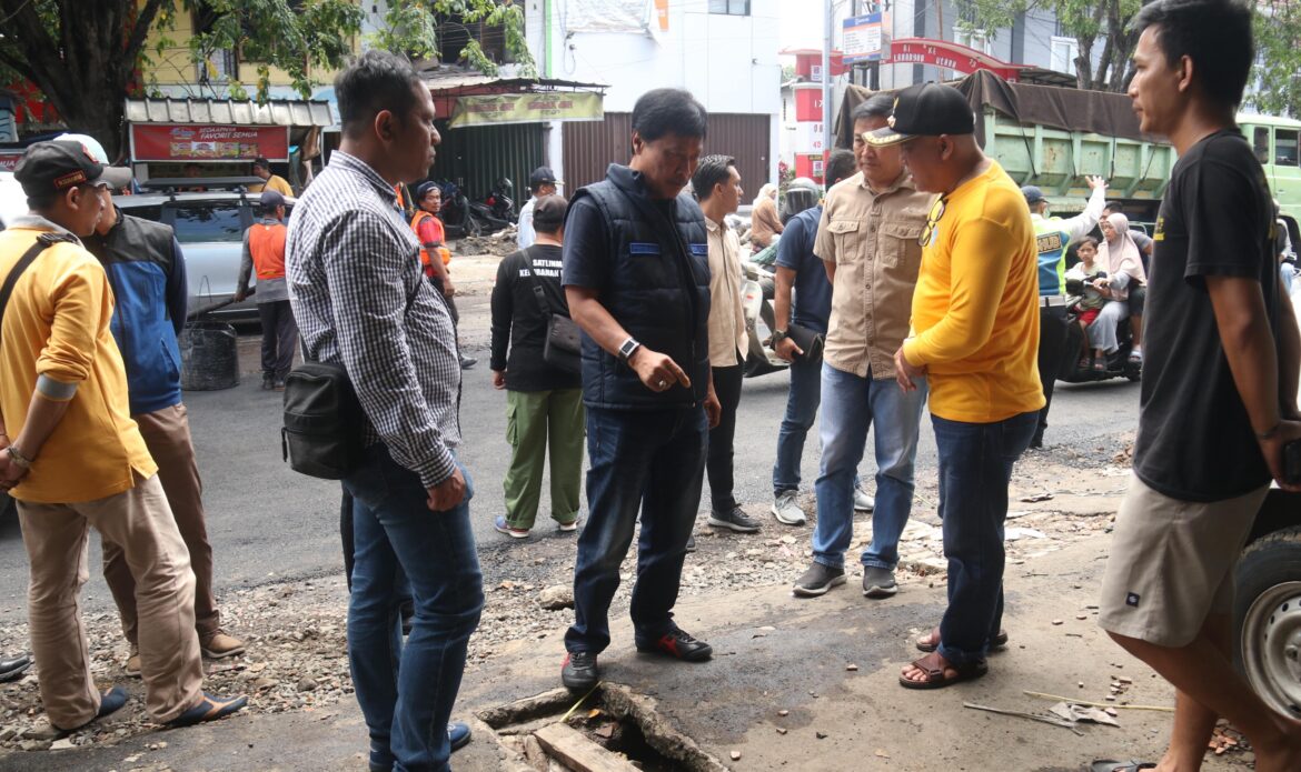 Wali Kota Cirebon Tinjau Proses Pengaspalan Jalan Ciremai Raya
