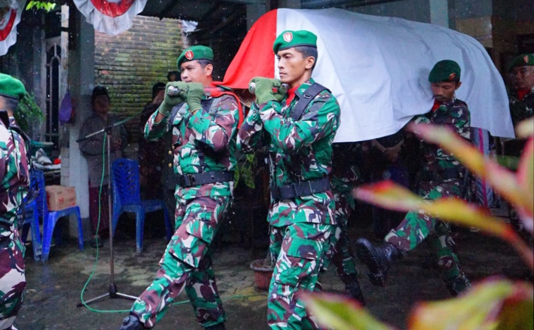 Diiringi Hujan Lebat, Dandim 0719 / Jepara Pimpin Pemakaman Militer Peltu Purn. Sugianto di Hari Ke-10 Ramadhan