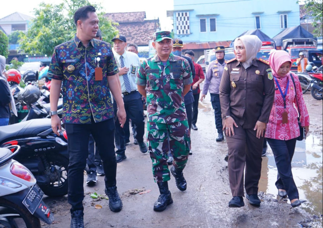 Dampingi Bupati Jepara Cek Pasar, Distributor Pangkalan Gas dan SPBU, Dandim 0719 / Jepara Siap Turunkan Babinsa untuk Bantu Monitoring Jaga Stabilitas Harga