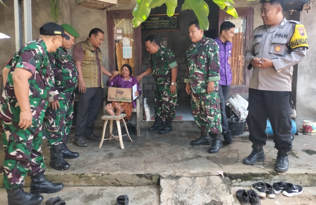 Aksi ke-30 Program Sosial Kodim 0719 / Jepara “Dompet Peduli” Sasar Lansia Bu Repinah di Desa Tanggul Tlare