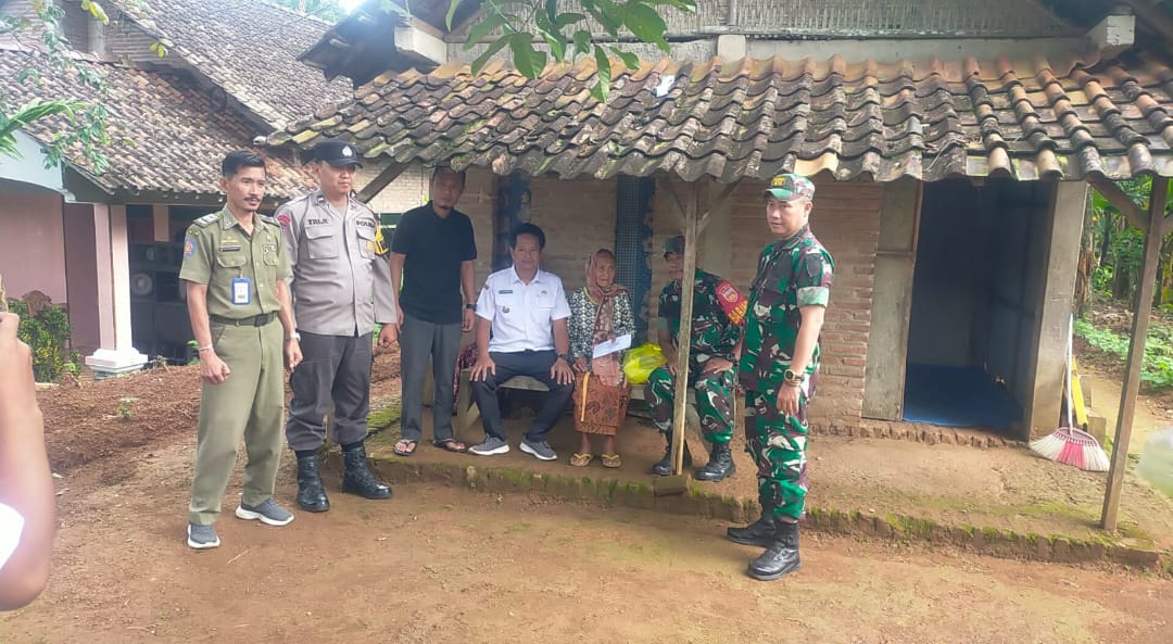 Program Sosial “Dompet Peduli” Kodim 0719 / Jepara Sentuh Kasih ke-31, Bantu Nenek Setimah di Desa Bringin