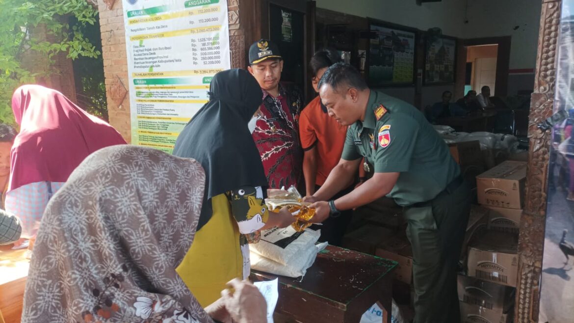 Danramil 03 / Batealit, Kapten Arh Elfian JS Hadiri Penyaluran Subsidi Pangan Pemerintah Provinsi Jawa Tengah di Balai Desa Mindahan