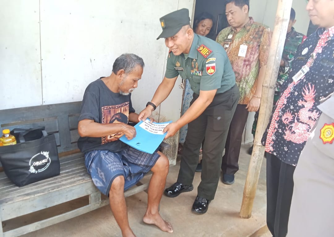 Bantuan Sosial “Dompet Peduli” Kodim 0719 / Jepara untuk Bapak Sukarjan yang Mengalami Stroke