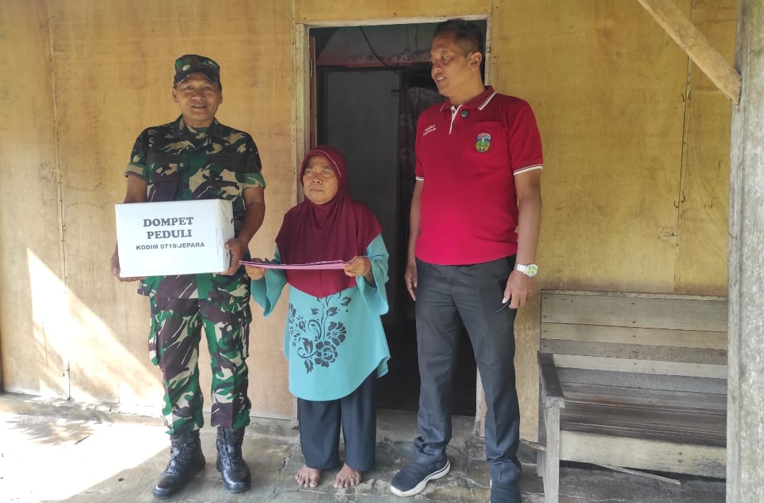 Program Sosial “Dompet Peduli” Kodim 0719 / Jepara Terus Bergerak, Aksi ke-32 Berikan Bantuan kepada Ibu Supatmi di Desa Pelemkerep
