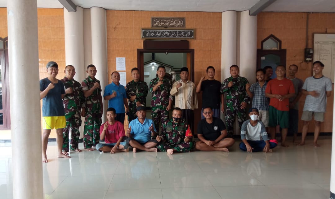 Serma Ridwan Bersama Anggota Koramil 02 / Kedung Kodim 0719 / Jepara, Laksanakan Resik-Resik Masjid Baitul Mu’min di Desa Sowan Lor