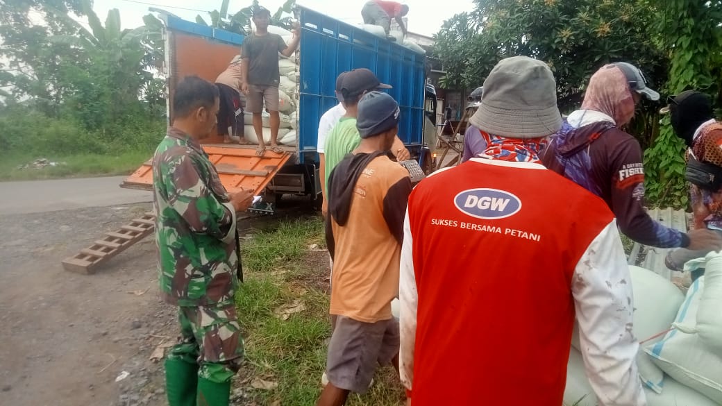 Babinsa Kodim 0719 / Jepara Serka Mamat Bersama PPL Kecamatan Laksanakan Pendampingan SerGab ke Bulog
