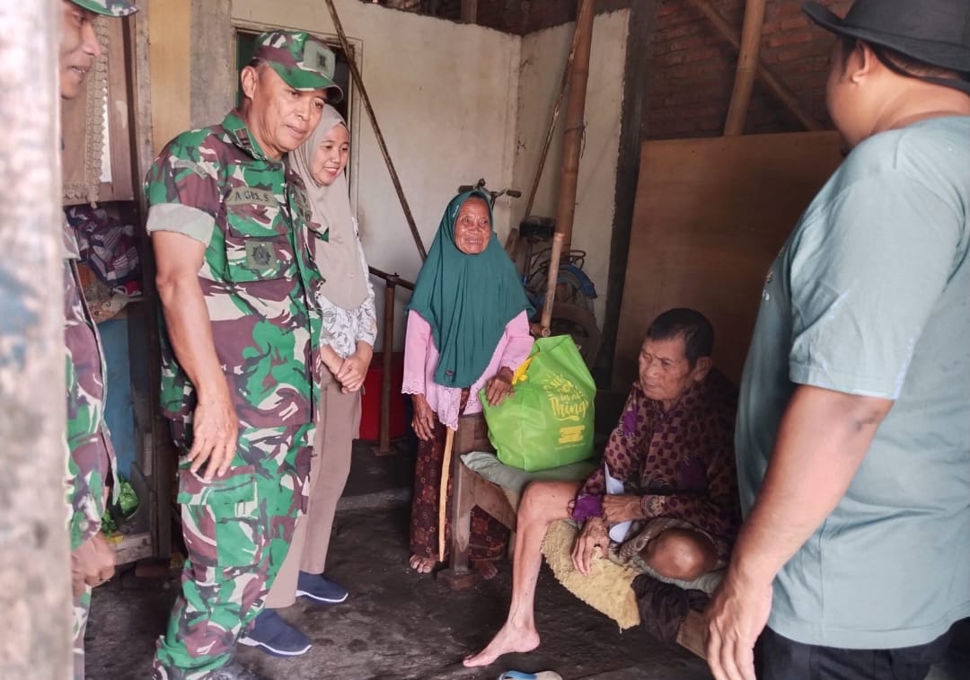 Kodim 0719 / Jepara Melalui Program “Dompet Peduli” Berikan Bantuan Kepada Kakek Kasani, Tuna Netra di Desa Karanganyar