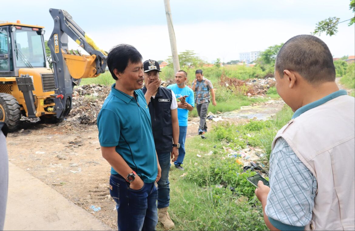 Wali Kota Cirebon Tinjau Pembersihan Sampah di Pesisir Kesenden