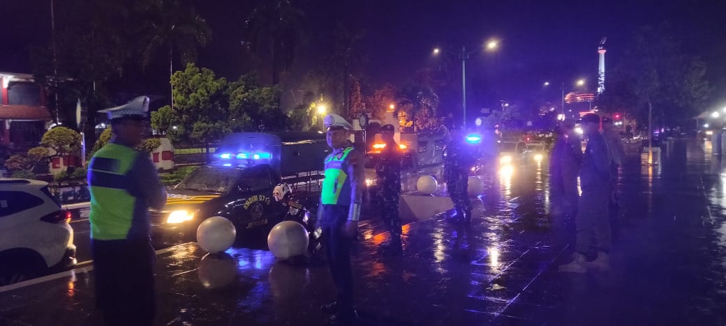 Anggota Koramil 02 / Kdg dan Polres Jepara Laksanakan Apel Bersama dan Patroli untuk Keamanan Selama Ramadhan