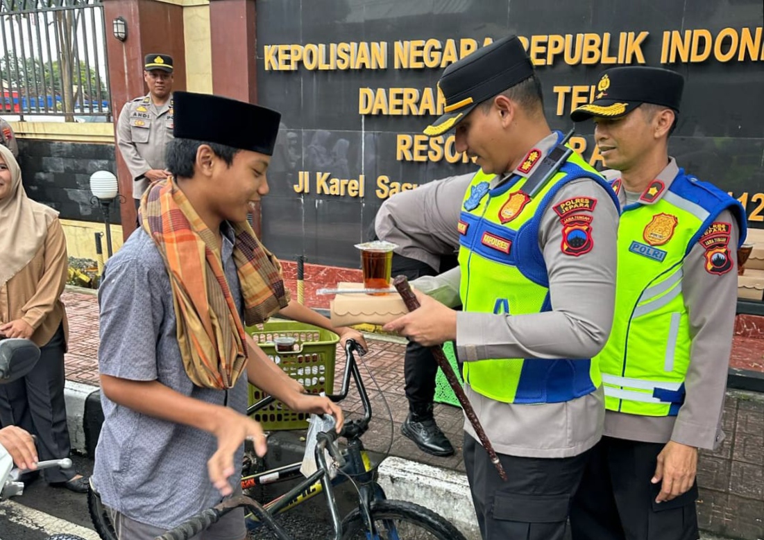 Polres Jepara Bagikan Takjil Secara Gratis, Masyarakat Memberikan Respon Apresiasi