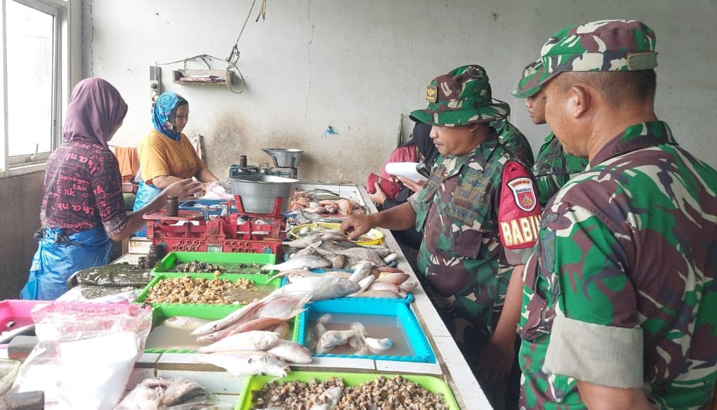 Anggota Koramil 08 / Keling Kodim 0719 / Jepara, Laksanakan Pengecekan Harga Sembako di Pasar Rakyat Desa Keling