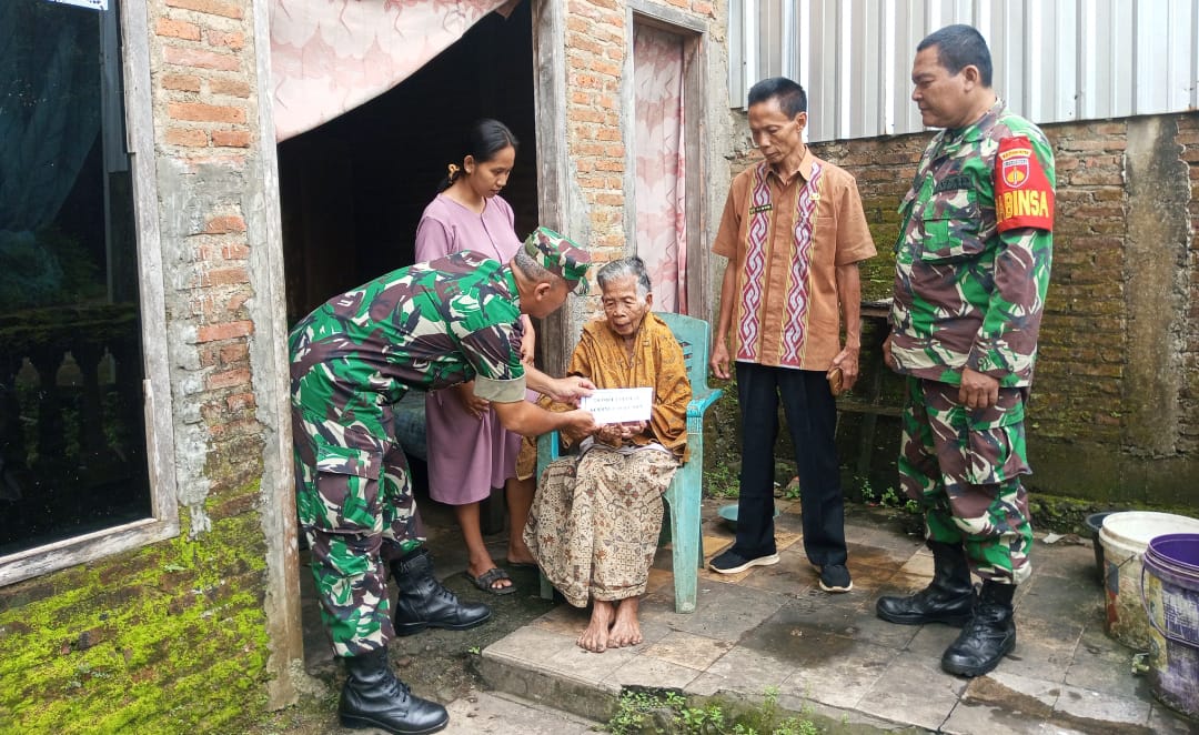 Program Sosial “Dompet Peduli” Kodim 0719 / Jepara Berikan Bantuan Kepada Nenek Mariyah (79) di Desa Bulungan
